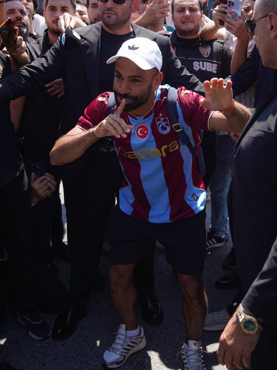 idextratime's tweet photo. ✅ RESMI : Trabzonspor mendatangkan Mohammed Salah (34/RW/🇪🇬) dengan status bebas transfer. 

• Kontrak selama 2 tahun
• Gaji €17 juta per tahun https://t.co/J9geTIqZtJ