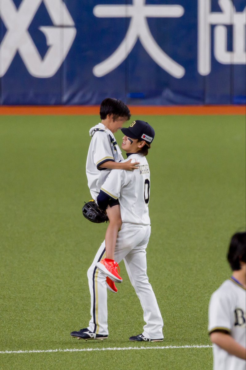 ichigo_orix's tweet photo. スタメンキッズ担ぎ上げて三塁ぐらいまで運んであげてた🥹🥹🥹
#渡部遼人 https://t.co/FWB3W05d8O