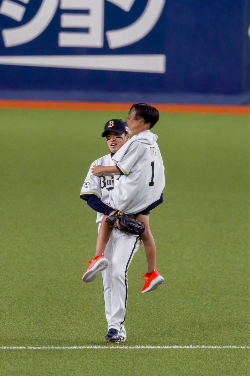 ichigo_orix's tweet photo. スタメンキッズ担ぎ上げて三塁ぐらいまで運んであげてた🥹🥹🥹
#渡部遼人 https://t.co/FWB3W05d8O