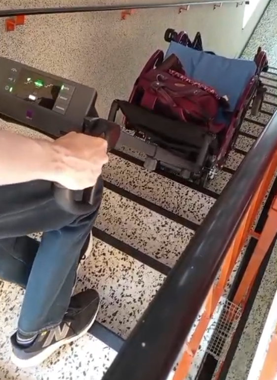 Puttelchen2's tweet photo. Heute war wieder mal ein Arzttermin auf der Liste: 
Neurologe. 

Der Gatte wird immer sicherer mit dem Treppensteiger, wenn seine Schulter wieder in Ordnung ist, darf ich mitfahren. (Jetzt nur, wenn unbedingt nötig)
Aber seine Schulter wird endlich besser.

1/4 https://t.co/RUGz8lwmh8