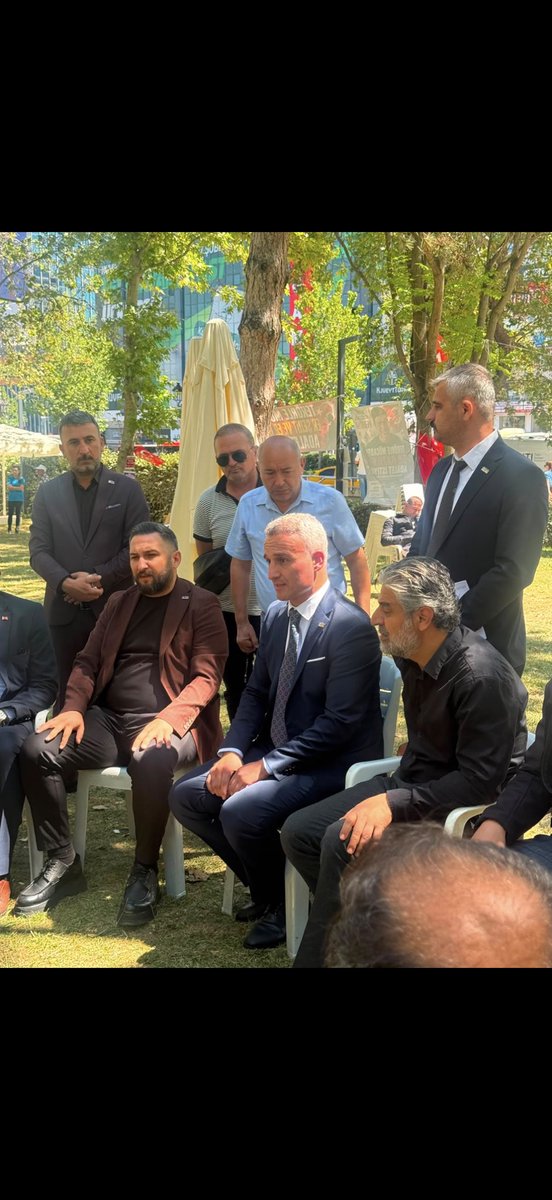 zgrAkgl219555's tweet photo. Değerli dava arkadaşlarım, aziz milletimiz ve vatanımızın yıkılmaz kaleleri olan kahraman gazilerimiz;

Türk milletinin iradesinin ve bağımsızlığının kalbi olan Ankara Güvenpark’ta, hakları ve onurları için mücadele eden kahraman gazilerimizi ziyaret ettik.

Vatan topraklarının her bir karışında huzurla nefes alabiliyorsak, bu ülkenin evlatları bugün güvenli ve özgür bir şekilde dünyaya gözlerini açabiliyorsa; bu tamamen aziz şehitlerimizin ve kahraman gazilerimizin ödediği asil bedeller sayesindedir. Sizler bu milletin yaşayan anıtları, bağımsızlığımızın en büyük nişanelerisiniz. Sizlere olan minnet borcumuz asla ödenemez.

Ancak bugün karşı karşıya kaldığımız tablo, yüreklerimizi sızlatmaktadır. Vatan için canını ortaya koyan gazilerimizin meydanlarda hak aramak zorunda kalması kabul edilemez. Bu ayıba bir an önce son verilmeli, gazilerimizin yaşadığı tüm mağduriyetler derhal ve şartsız olarak giderilmelidir. Onların haklarını savunmak, siyaset üstü bir namus borcudur.

Buradan açıkça ilan ediyoruz: Türk milliyetçileri iktidar olduğunda, kahraman gazilerimizin tüm mağduriyetleri kesin olarak çözüme kavuşturulacaktır. Şehit yakınlarımızın ve gazilerimizin hakları, devletimizin en korunaklı zırhı altına alınacak ve bu konu bir daha asla tartışma unsuru dahi yapılamayacaktır.

Gazilerimizin onuru, Türk milletinin onurudur. Mücadelenizde asla yalnız değilsiniz; sonuna kadar yanınızdayız!🇹🇷