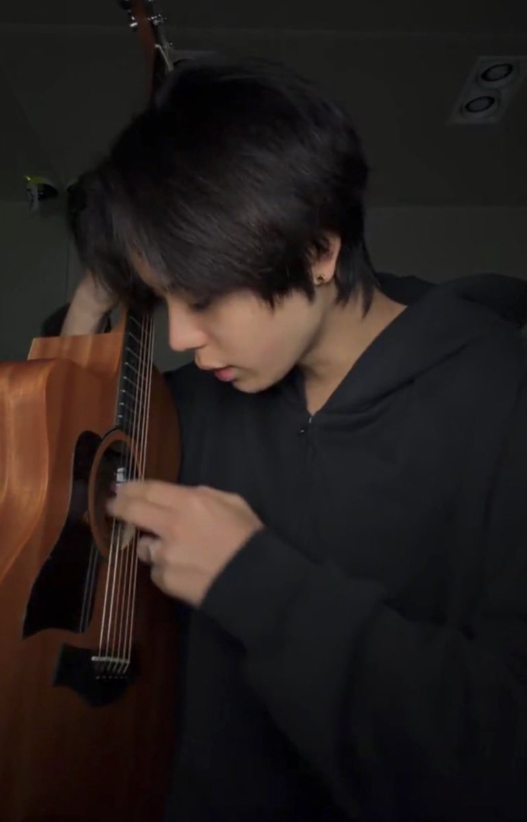 cchocohyul's tweet photo. something about ohyul and his guitar ;; https://t.co/BemLXSTMzC