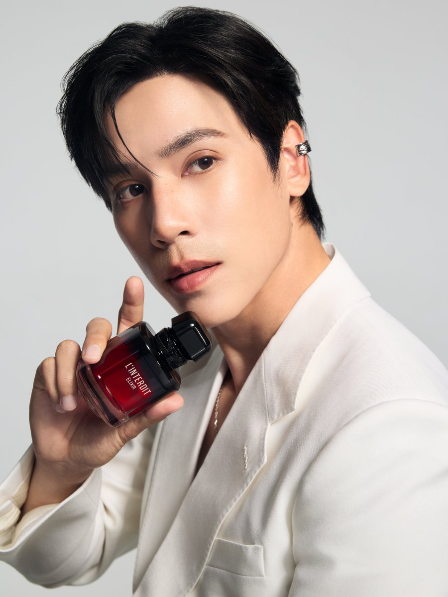 girlngloss's tweet photo. Givenchy Beauty ประกาศแต่งตั้ง ‘เจษ เจษฎ์พิพัฒ’ ขึ้นแท่น Friend of Givenchy Beauty คนแรกของประเทศไทย
#GivenchyBeauty #GivenchyFragrance #Linterdit #GivenchyBeautyTH #Jesjpp
Givenchy Beauty ประกาศแต่งตั้ง เจษ–เจษฎ์พิพัฒ ติละพรพัฒน์ ขึ้นแท่น Friend of Givenchy Beauty คนแรกของประเทศไทย พร้อมเปิดตัว Givenchy Forbidden Station Pop-Up ป๊อปอัปสุดเอ็กซ์คลูซีฟที่ได้แรงบันดาลใจจากสถานีรถไฟใต้ดินแห่งกรุงปารีส เพื่อฉลองการเปิดตัวน้ำหอม L'Interdit Elixir ครั้งแรกในไทย และลิปสติกคอลเลกชันใหม่ Le Rouge Satin Silk โดยงานจะจัดขึ้นในวันที่ 20 สิงหาคม 2569 ณ Main Hall, Beauty Hall ชั้น M พารากอน ดีพาร์ทเม้นท์สโตร์ ทั้งนี้ เจษจะร่วมถ่ายทอดภาพลักษณ์และจิตวิญญาณของแบรนด์ผ่านแคมเปญและกิจกรรมต่าง ๆ ในประเทศไทย