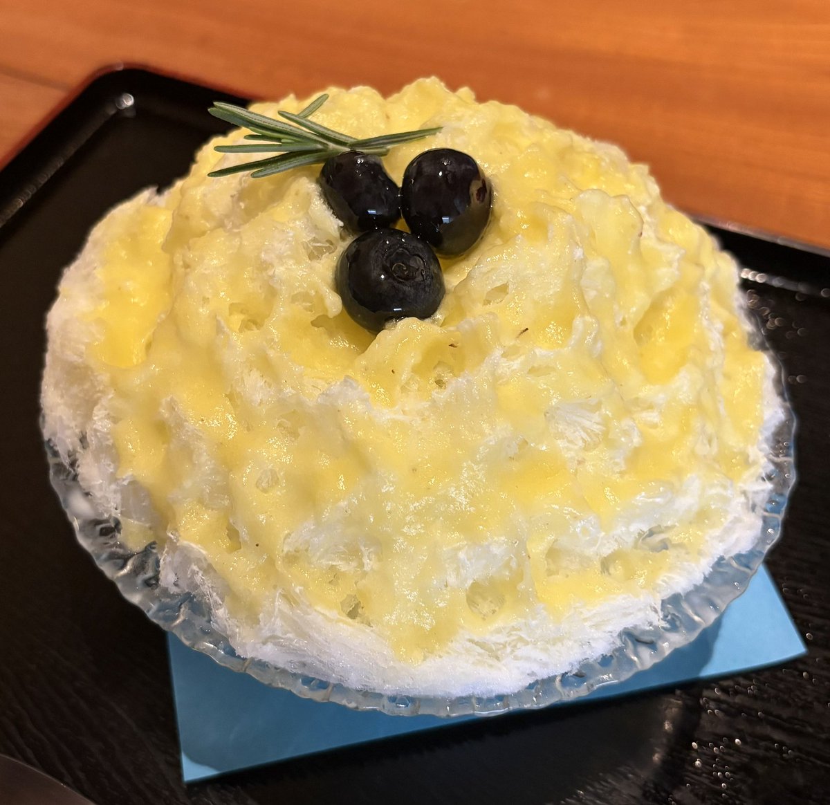 yuuttyryusei's tweet photo. 新日本橋
日本橋氷菓店

「生ももミルク」1800円
「生パインブルーベリー」1600円

この日は開店時間になってもなかなか開かず、不安になりました。かき氷は問題なく、食べられました🍧 https://t.co/JU8k9KmMji