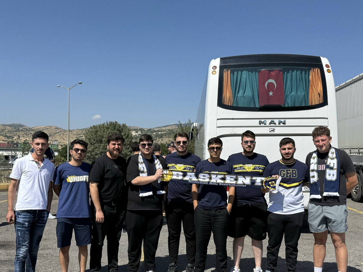 Baskent_UNIGFB's tweet photo. DÜŞTÜK YİNE YOLLARINA!

Fenerbahçemizi sturm graz karşısında yalnız bırakmamak için Kadıköy yolundayız #UNIGFB https://t.co/Dt74hveffo