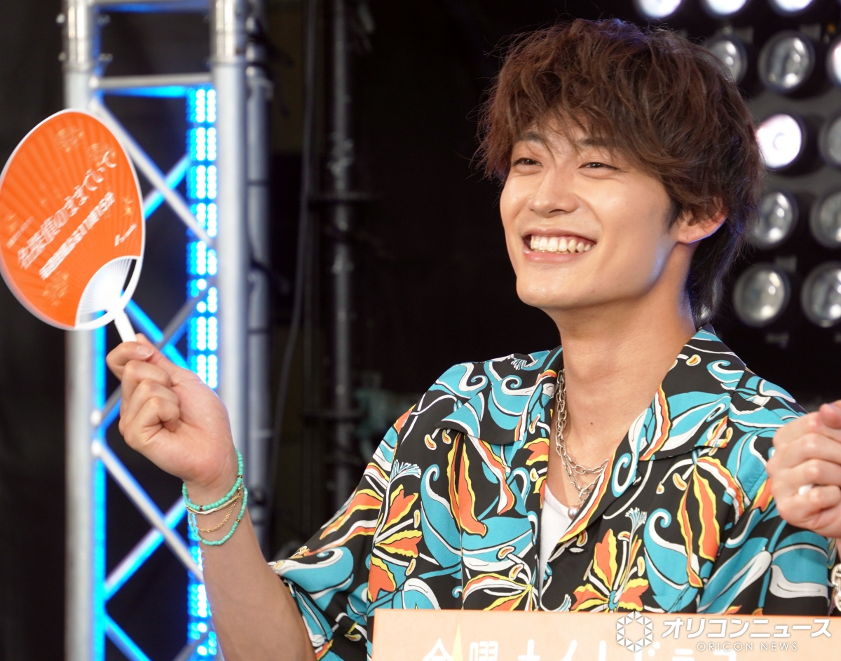 oricon's tweet photo. 超特急・髙松アロハ、20歳の思い出を振り返り
過去のアルバイトを告白🔥
https://t.co/s2M4zcln8i
⠀
Q.好きな人との待ち合わせ、どう登場したら良い？
髙松→『ヒロアカ』オールマイト風
綱啓永→アロハの大移動⁉️
https://t.co/A0IxRyipnD
⠀
ドラマ『名探偵のままでいて』
ポッドキャスト公開収録🎧 https://t.co/jLe5P2b9f6
