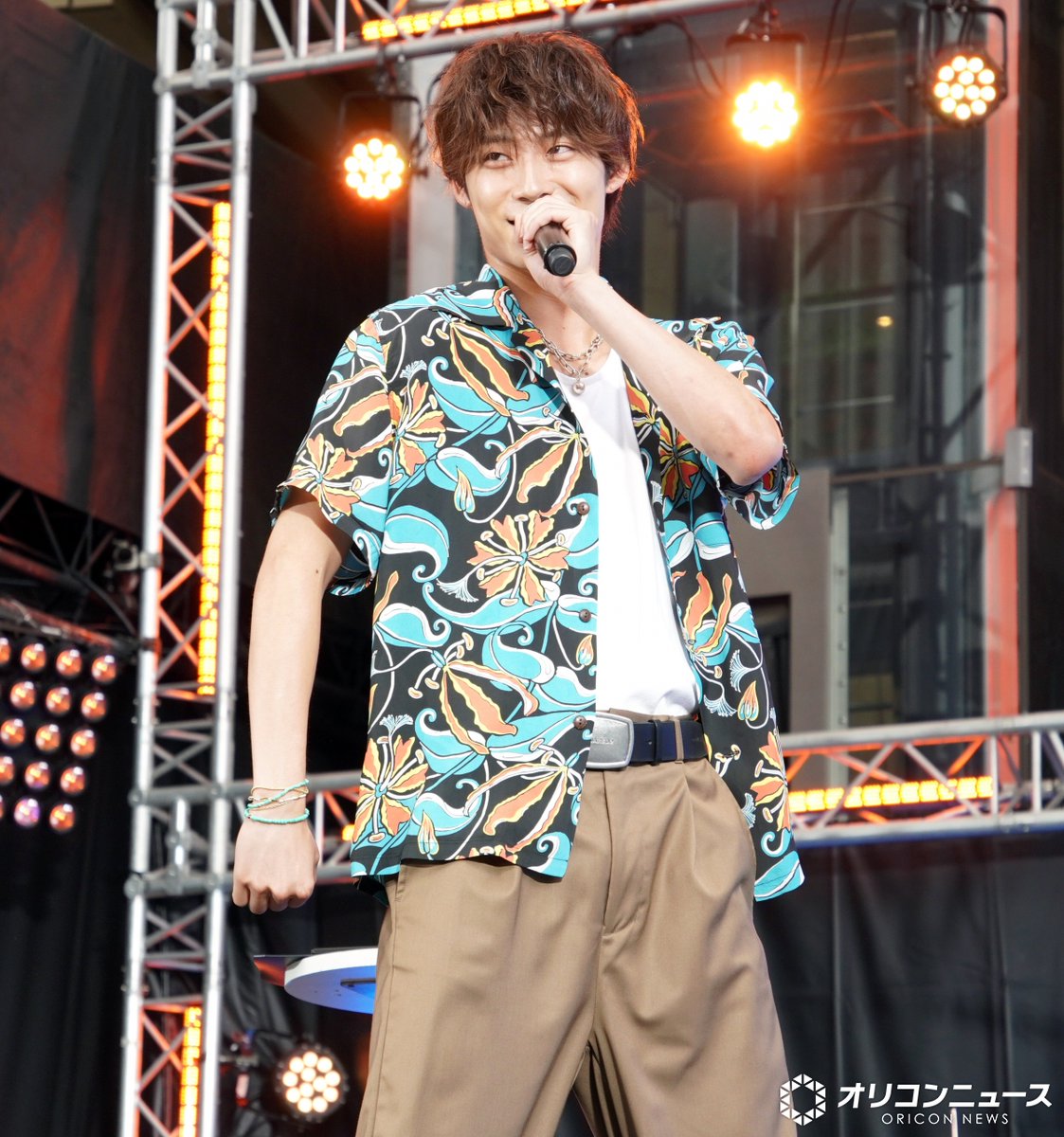 oricon's tweet photo. 超特急・髙松アロハ、20歳の思い出を振り返り
過去のアルバイトを告白🔥
https://t.co/s2M4zcln8i
⠀
Q.好きな人との待ち合わせ、どう登場したら良い？
髙松→『ヒロアカ』オールマイト風
綱啓永→アロハの大移動⁉️
https://t.co/A0IxRyipnD
⠀
ドラマ『名探偵のままでいて』
ポッドキャスト公開収録🎧 https://t.co/jLe5P2b9f6
