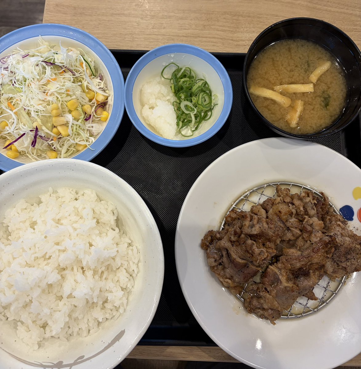 isto700's tweet photo. 今日はカルビ焼肉🤗
最近松屋ばっかり来てる。 https://t.co/LQFOiICzOw