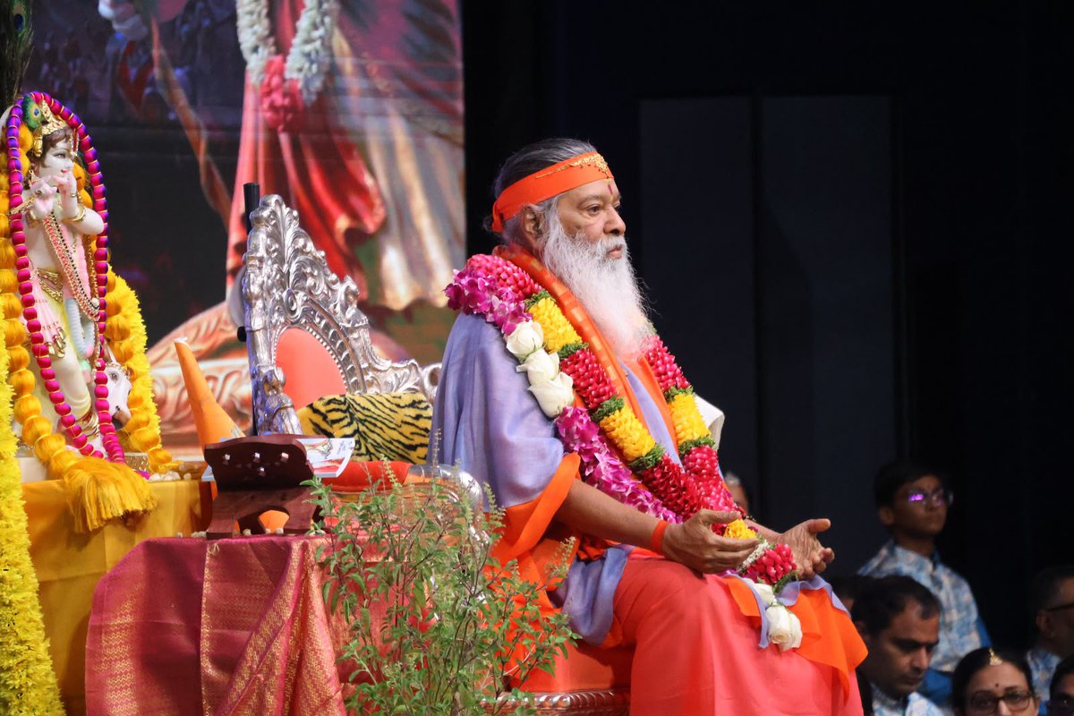 IntelligentGuj's tweet photo. A memorable day in Dallas where thousands came together through the timeless wisdom of the Bhagavad Gita. The collective recitation reflected a simple prayer that peace and happiness reach every corner of the world. #Ganapathysachchidananda @SgsSwamiji https://t.co/edNAHN7vHj