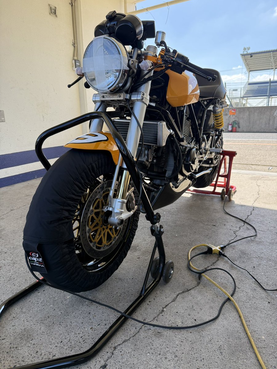 Orochi_PCS's tweet photo. 本日は筑波サーキット@tsukuba_circuit 
ご契約ライダーさんのcoaching！

朝イチは、タイヤ変更に伴うベースセット確認のため試乗のご依頼があり、coachがご契約ライダーさんのR1に試乗しました。

午後のAクラスでは、2年ぶりに筑波を走るマシンで走行されるライダーさんのcoaching
今年から基礎練習会にも参加されたライダーさんで、順調にスキルアップされていました🙌
いきなりこのマシンでのベスト約5秒アップ😳

もちろんOROCHI効果だけじゃないですが、coachも嬉しいです。