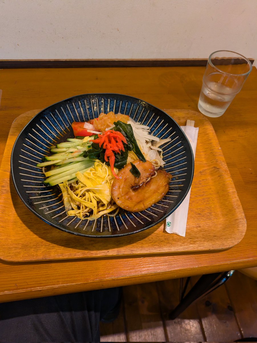 bluewing_eki's tweet photo. #カフェ巡り
#今日の麺活
相鉄西谷駅から徒歩３分
ローストカフェ

れっきとしたコーヒーのお店なのに本格中華が食べられる不思議なお店。冷やし中華をいただいたけど、餃子が本格的だとか。

食後のコーヒーは深煎りのリッチローストブレンド。ブレンドの種類が10種類もあって好みで選べる。 https://t.co/sm82vcQJ92