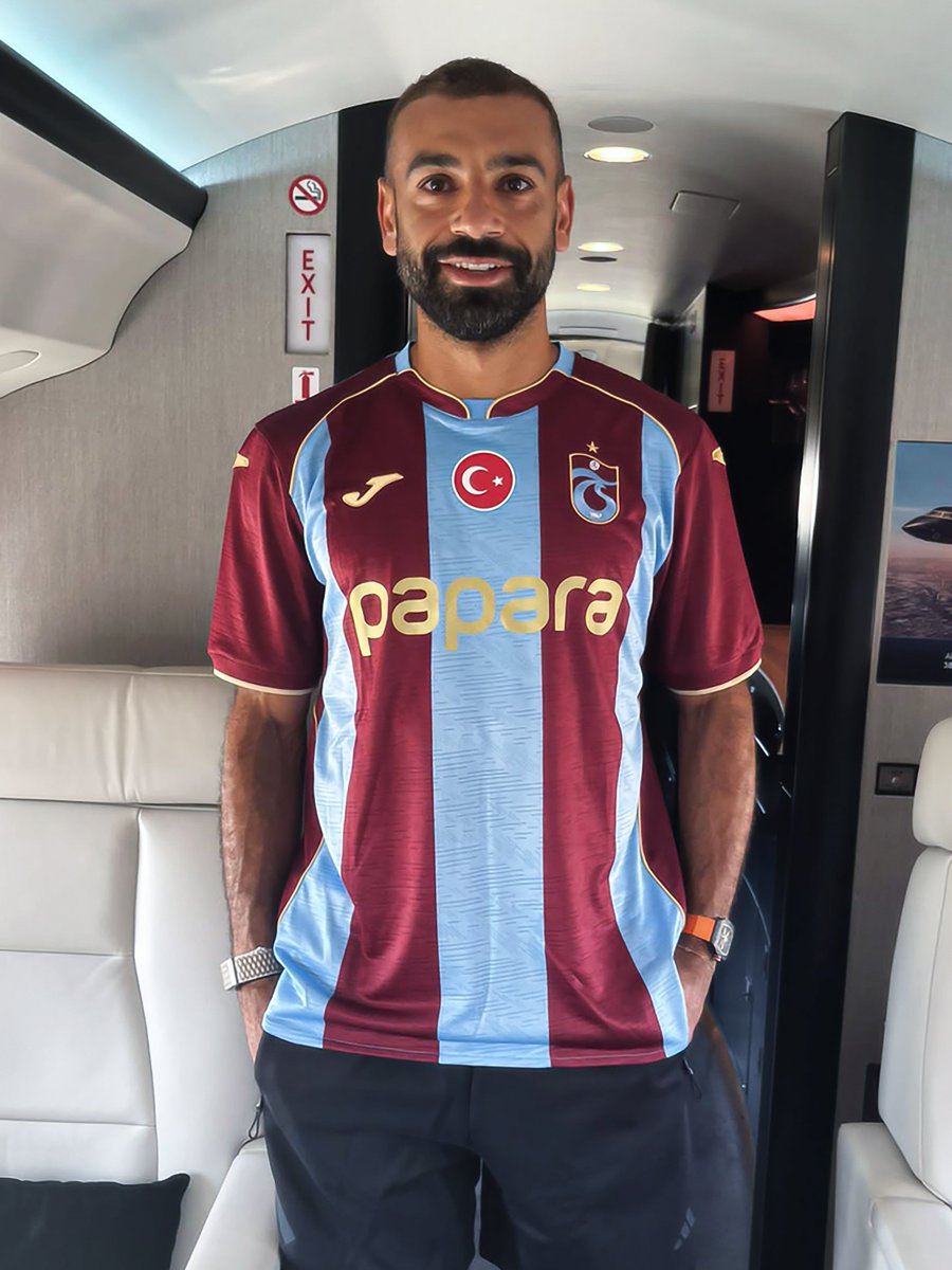 panditfootball's tweet photo. Mohamed Salah, kini telah resmi mendarat di Turki untuk menyelesaikan proses kepindahannya ke Trabzonspor setelah berpisah dengan Liverpool. Kedatangan sang "Raja Mesir" menggunakan jet pribadi langsung disambut dengan antusiasme luar biasa oleh ribuan suporter yang siap mengawal babak baru kariernya di Liga Turki.

📷: @Trabzonspor