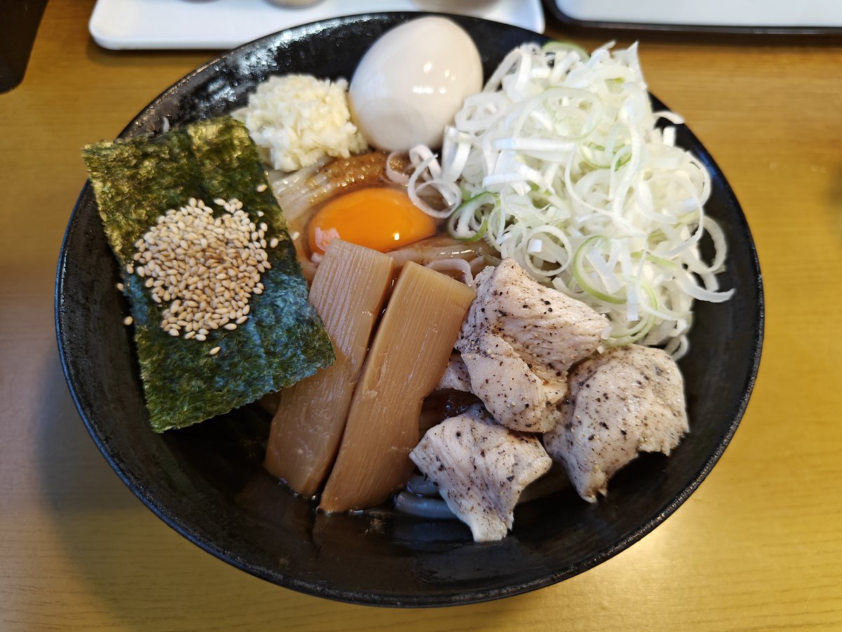 dairamenK's tweet photo. #らーめんにい村 さん！
ニンニク冷やしまぜそば！
キンキンに冷えた固めの麺��ごま油の効いたニンニクダレが最高にうまい！さっぱりなのに飽きがこず、
どんどん進む👍
その勢いで追い飯も爆食いして完食😋梅バージョンとは違った美味しさでした！
ご馳走様でした！
#栃木ラーメン #油そば https://t.co/9WTK6HM7xh