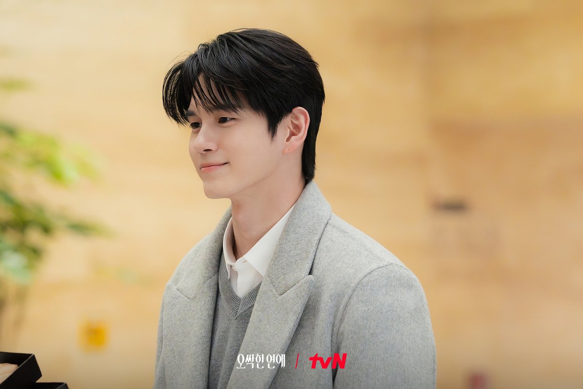 CJnDrama's tweet photo. 박은빈을 사이에 둔
양세종X옹성우 두 남자의 치열한 쟁탈전🔥
각자 다른 매력으로 펼치는 끝없는 승부⚔️

[토일] 밤 9:10ㅣtvN
#즐거움엔20tvN #오싹한연애 #SpookyinLove https://t.co/zCSdlPc1Qf