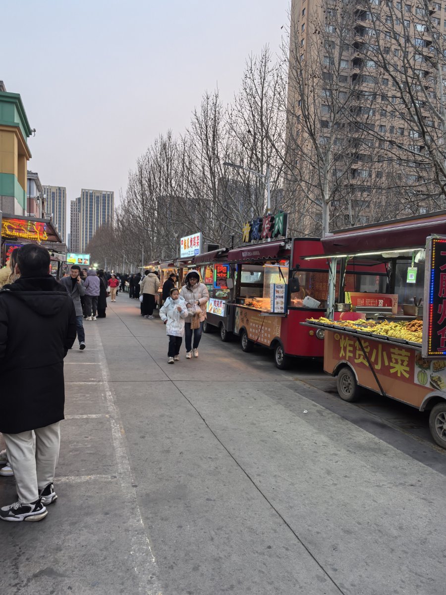 AngelaCable1's tweet photo. Biting into this crispy fried pancake filled with savory pork and scallions—warm, fragrant street food joy on a cold day! https://t.co/fZOBOpsfwE