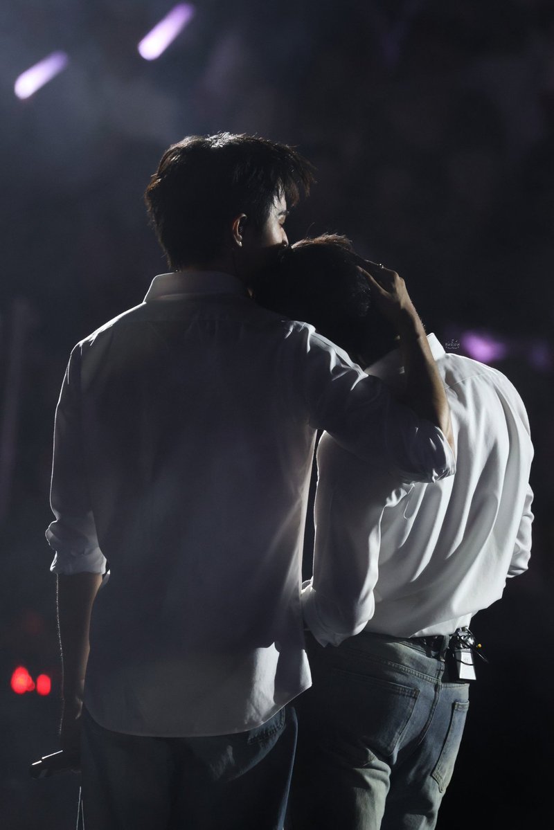 nourelhakhotma1's tweet photo. Why does the way he stands look so much like his "Baby"
6 years together, they have become Perfectly in sync in all their movements

😭😭😭😭😭😭😭😭😭😭😭😭😭😭😭😭😭😭

𓏲❀𓂂 #ZeeNuNew ॰˳ཻ̊♡ https://t.co/E5FTciJzoj