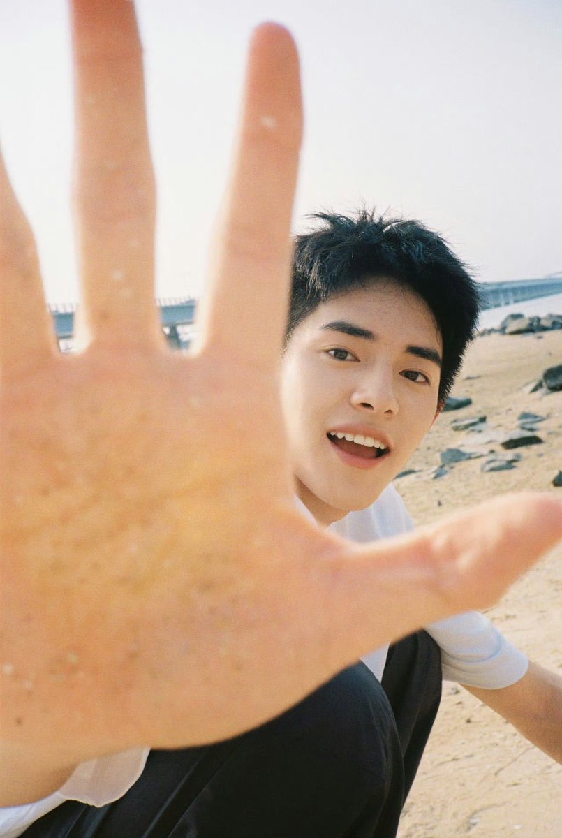 only_hao_'s tweet photo. 내 아기 감자 손에 모래 다 붙이고 놀아🏖️

#赵鹏皓 #조붕호 #ZhaoPengHao https://t.co/b6Gk9sYu16