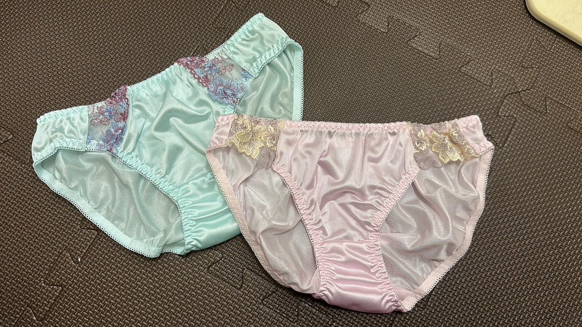 mimo222Ali's tweet photo. こちらの下着2枚とナイトブラを新しく出品します✨
ナイトブラはかなり毛玉あります💦
今回も着用オプションや着画オプションあります！
お取引やご質問はDMでお願いします♡

 #下着売ります  #下着売り子  #使用済みパンツ  #ナイトブラ  #ブラジャー売ります  #裏垢女子 https://t.co/ibf1RLTvP2