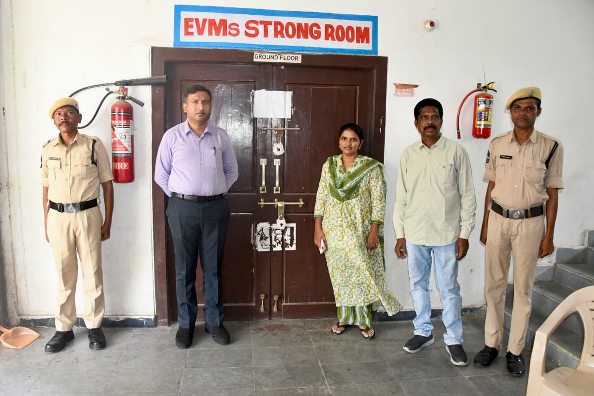 Collector_ADB's tweet photo. ప్రతి నెల తనిఖీలో భాగంగా బుధవారం స్థానిక శాంతినగర్‌లోని ఈవీఎం, వీవీప్యాట్ యంత్రాల గోదాంను జిల్లా కలెక్టర్ రాజర్షిషా తనిఖీ చేశారు. 

ఈ సందర్భంగా గోదాం వద్ద చేపట్టిన భద్రతా ఏర్పాట్లు, సీసీటీవీ నిఘా, పరిశుభ్రతను పరిశీలించి అధికారులకు పలు సూచనలు చేశారు. 

ఈ తనిఖీల్లో జిల్లా ఎన్నికల విభాగం పర్యవేక్షణ అధికారి నలంద ప్రియ, నాయబ్ తహసీల్దార్ మధుసూదన్, సిబ్బంది పాల్గొన్నారు.
#CEOTelangana #ECI 
@ECISVEEP
@SpokespersonECI
@CEO_Telangana
@TelanganaCMO
@TelanganaCS
@IPRTelangana