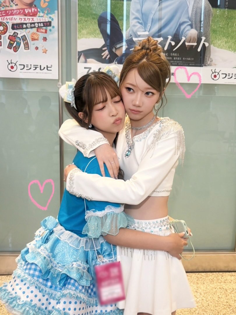 ISSUE_lover's tweet photo. 梨乃が相当厚底なのか、りみかちゃんが足を開いてるのか、それともどっちもなのか https://t.co/VRVwP2PhTC