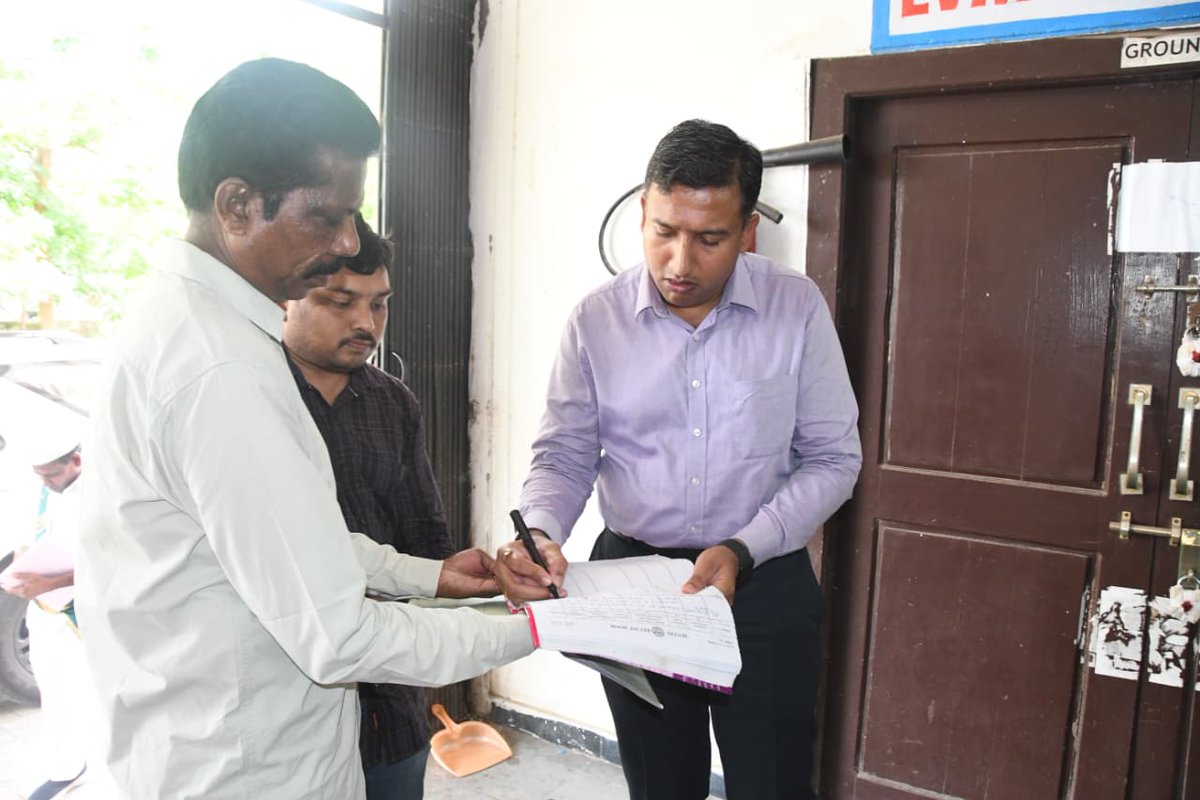 Collector_ADB's tweet photo. ప్రతి నెల తనిఖీలో భాగంగా బుధవారం స్థానిక శాంతినగర్‌లోని ఈవీఎం, వీవీప్యాట్ యంత్రాల గోదాంను జిల్లా కలెక్టర్ రాజర్షిషా తనిఖీ చేశారు. 

ఈ సందర్భంగా గోదాం వద్ద చేపట్టిన భద్రతా ఏర్పాట్లు, సీసీటీవీ నిఘా, పరిశుభ్రతను పరిశీలించి అధికారులకు పలు సూచనలు చేశారు. 

ఈ తనిఖీల్లో జిల్లా ఎన్నికల విభాగం పర్యవేక్షణ అధికారి నలంద ప్రియ, నాయబ్ తహసీల్దార్ మధుసూదన్, సిబ్బంది పాల్గొన్నారు.
#CEOTelangana #ECI 
@ECISVEEP
@SpokespersonECI
@CEO_Telangana
@TelanganaCMO
@TelanganaCS
@IPRTelangana