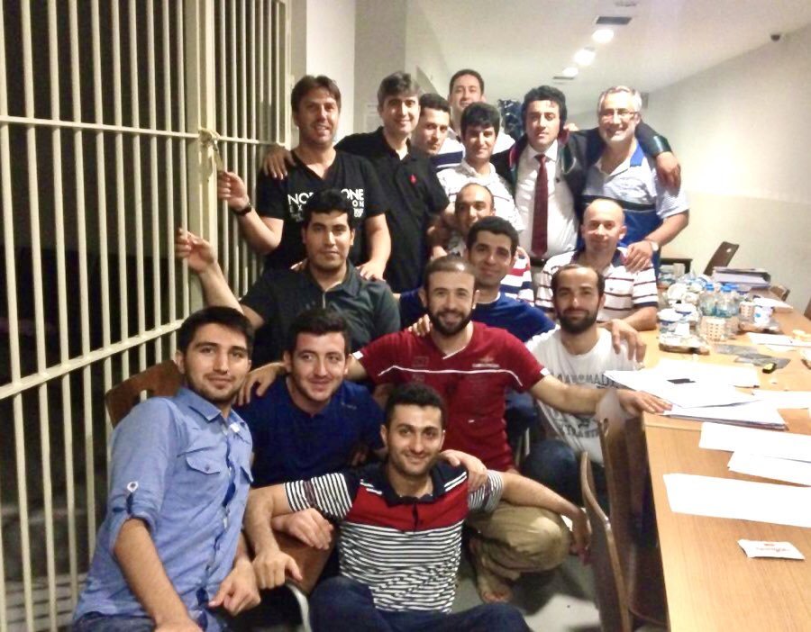 Sadecehuman2's tweet photo. Hırsızların el üstünde tutulduğu, masumlarin hain ilan edildiği güzel ülkem. Bu güzel insanlara muhtaç olacağınız günleri er ya da geç göreceğiz.
#çarşamba 
#GenelAfGelsin
#ÇözümKademe
#tspor
Salah 10
Muhammed Salah https://t.co/6rTQDUPxlD