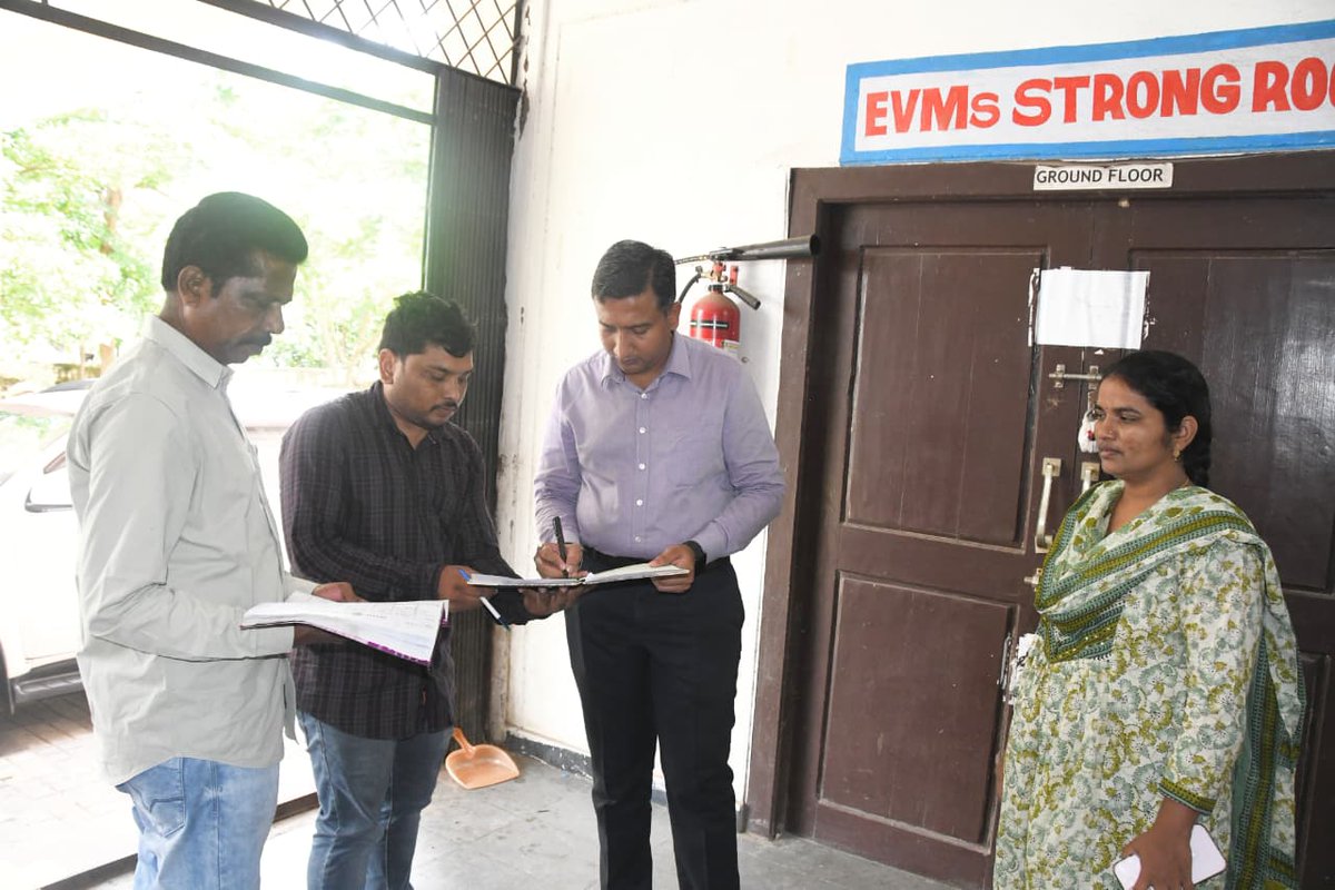Collector_ADB's tweet photo. ప్రతి నెల తనిఖీలో భాగంగా బుధవారం స్థానిక శాంతినగర్‌లోని ఈవీఎం, వీవీప్యాట్ యంత్రాల గోదాంను జిల్లా కలెక్టర్ రాజర్షిషా తనిఖీ చేశారు. 

ఈ సందర్భంగా గోదాం వద్ద చేపట్టిన భద్రతా ఏర్పాట్లు, సీసీటీవీ నిఘా, పరిశుభ్రతను పరిశీలించి అధికారులకు పలు సూచనలు చేశారు. 

ఈ తనిఖీల్లో జిల్లా ఎన్నికల విభాగం పర్యవేక్షణ అధికారి నలంద ప్రియ, నాయబ్ తహసీల్దార్ మధుసూదన్, సిబ్బంది పాల్గొన్నారు.
#CEOTelangana #ECI 
@ECISVEEP
@SpokespersonECI
@CEO_Telangana
@TelanganaCMO
@TelanganaCS
@IPRTelangana