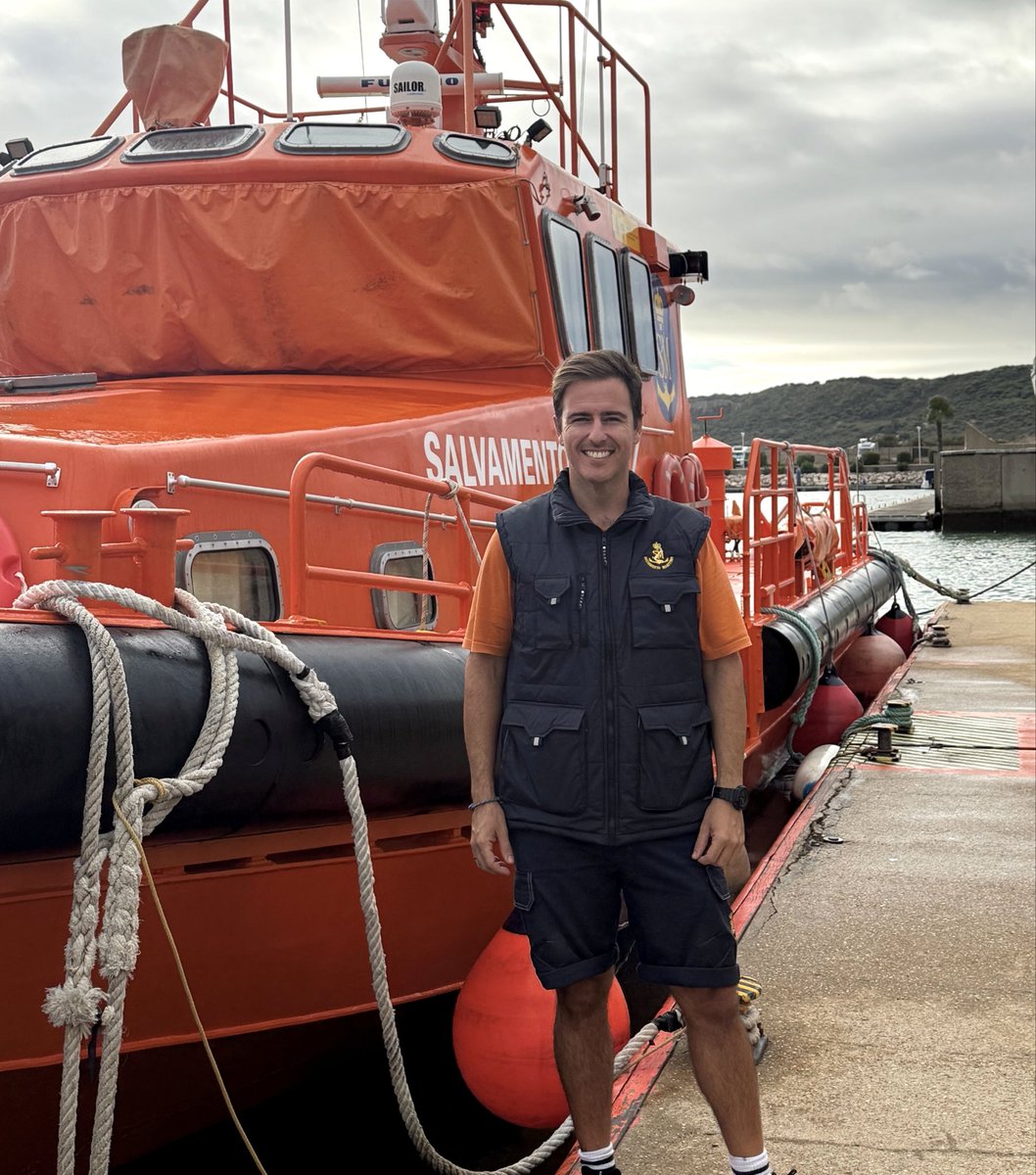 salvamentogob's tweet photo. Una historia que demuestra que la vocación de salvar vidas también puede heredarse. 👏 
⚓️ Darío Rebollo, tripulante de Salvamento Marítimo, mantiene vivo el legado de su tatarabuelo Vicente Buigues, héroe del rescate del Sirio frente a Cabo de Palos en 1906. 
⚓ Más de un siglo después, Darío sigue rescatando a personas en peligro en la mar, siempre alerta y al servicio de quienes más lo necesitan. 🌊

🔗 https://t.co/eEaD0Z84uS

#SeguridadNáutica