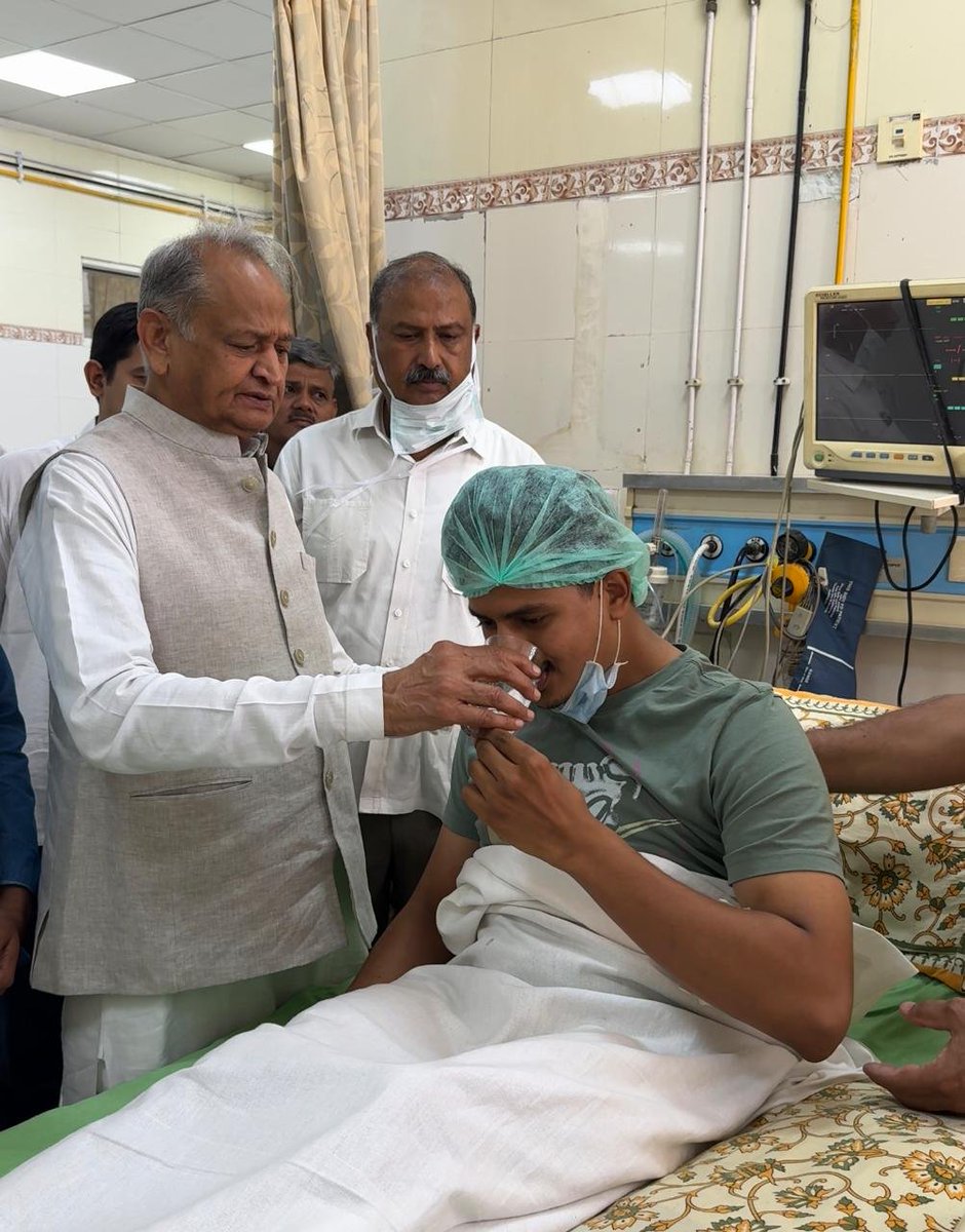 ashokgehlot51's tweet photo. आज जयपुर के SMS अस्पताल पहुंचकर 15 दिन से अनशनरत छात्र नेता श्री शुभम रेवाड़ से मुलाकात कर कुशलक्षेम जानी। 

श्री रेवाड़ ने कल से पानी भी त्याग दिया था। उनकी गिरती सेहत को देखते हुए उन्हें जल पिलवाया एवं अनशन समाप्त करने हेतु समझाइश की।

युवाओं के प्रति भाजपा सरकार का ऐसा रवैया बिल्कुल उचित नहीं है। राज्य सरकार को संवेदनशीलता दिखाते हुए जल्द से जल्द इनकी मांगों पर ध्यान देकर समाधान निकालना चाहिए।