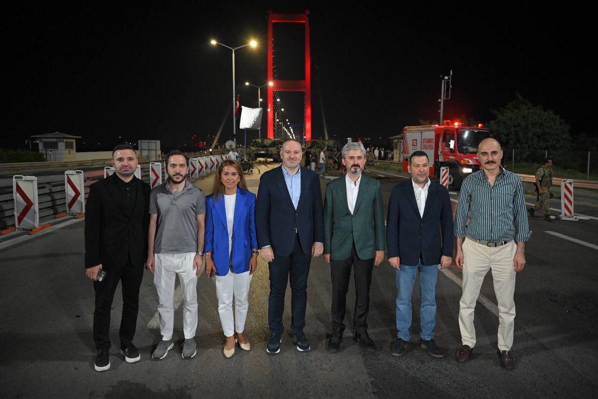 zahidsobaci's tweet photo. #15Temmuz Destanı'nı anlatan en güçlü yapımlardan biri olarak şimdiden millî hafızamızdaki yerini alan #AsırlıkGece'nin çekimleri için 15 Temmuz Şehitler Köprüsü'ndeydim.

Büyük bir titizlikle çalıştığımız dizimizin, her ayrıntısında çok yoğun bir emek var.
@trt1
@tabiiresmi https://t.co/VGuIvvu0wh