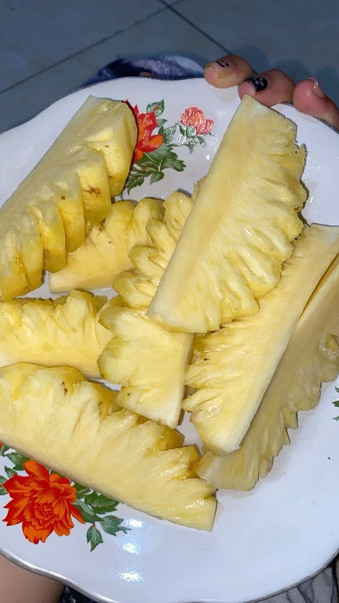 amanaja00's tweet photo. prefer buah nanas atau belimbing? https://t.co/woqcNfXsBR