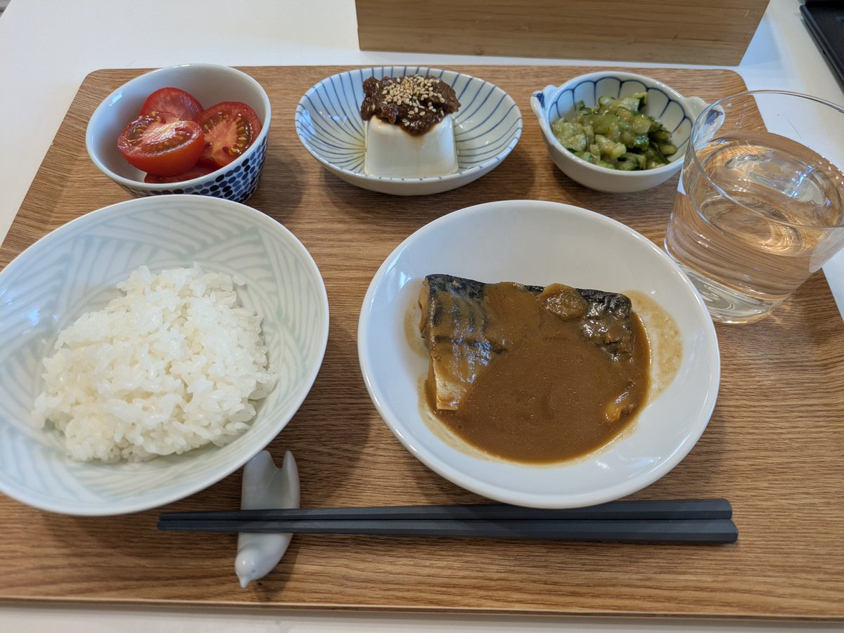 yozakuma's tweet photo. 晩ごはん。セブンイレブンさんのサバの味噌煮、鶏ごぼうみそ奴、とまちょ、たたききうり（梅）。 https://t.co/cw59ABDW3C