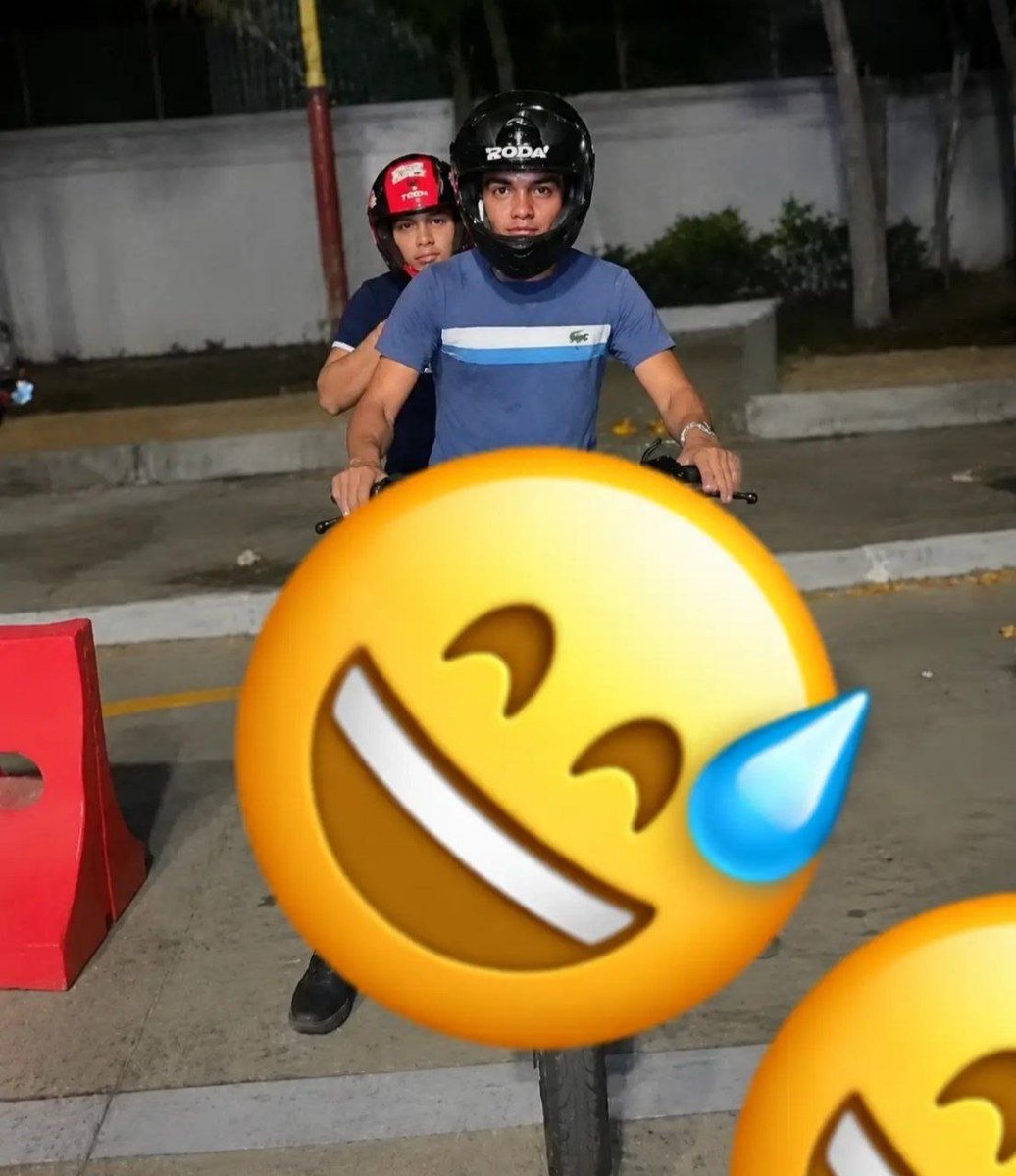 ContactoRevist's tweet photo. 🚨🇲🇽 ACLARACIÓN. Imagen de los asesinos del Influencer CESAR GASTÉLUM en #Culiacán Revisando el vídeo el que disparo fue el que manejaba la moto . Fotos que filtran de quien mato a Gastélum. Saque cada quien sus conclusiones https://t.co/gOmdFe5Tkd