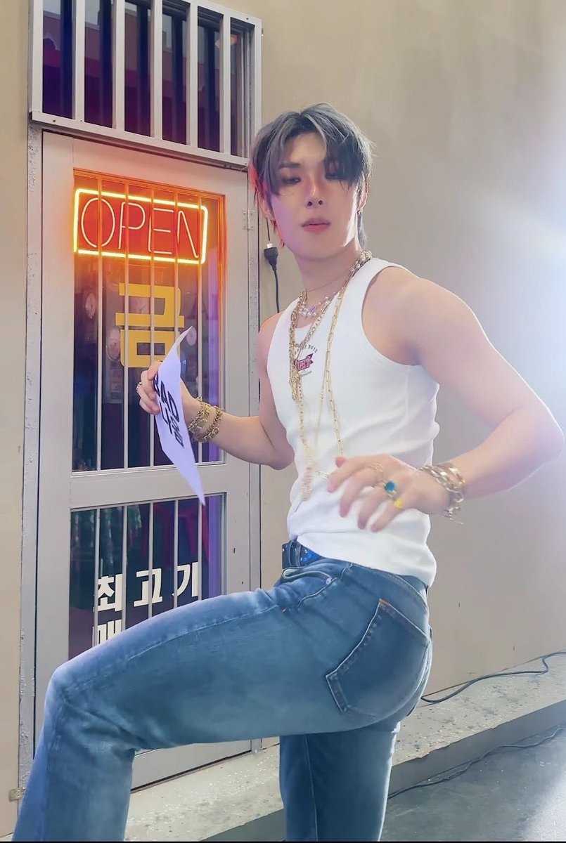 pinkgiholic's tweet photo. shout out to jeans and his mom ❤️ https://t.co/UPje7T9WKZ