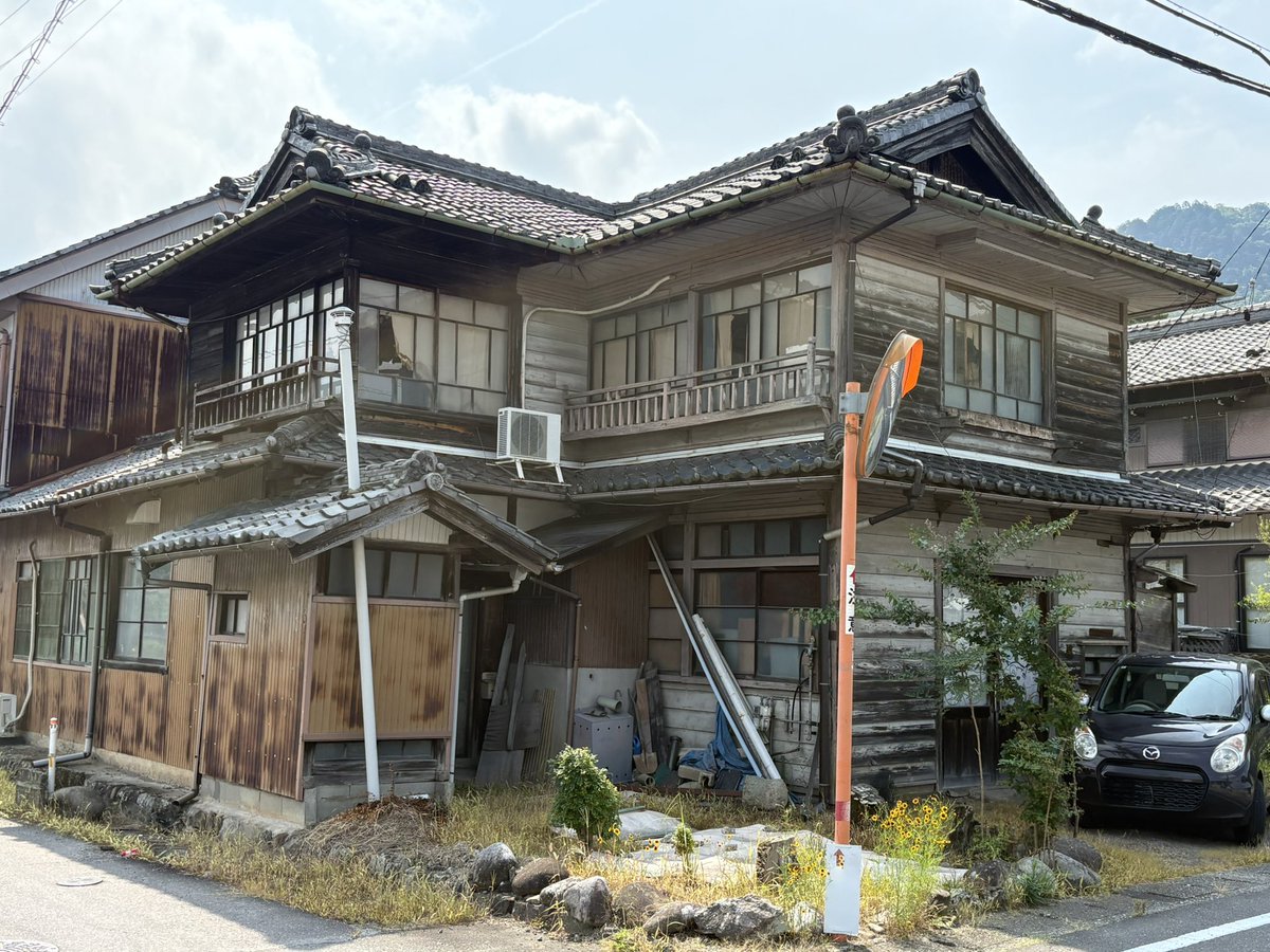 syumatsusyusyu's tweet photo. 旧郵便局 https://t.co/wNlZaKC6ZT