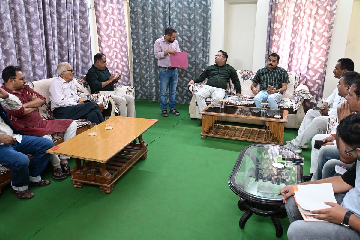 DmRudraprayag's tweet photo. SIR-2026 के तहत जिलाधिकारी/जिला निर्वाचन अधिकारी श्री विशाल मिश्रा ने राजनीतिक दलों के साथ समीक्षा बैठक कर दावे-आपत्तियों, नोटिस वितरण एवं सुनवाई की प्रगति की समीक्षा की। https://t.co/xlLosURIZH