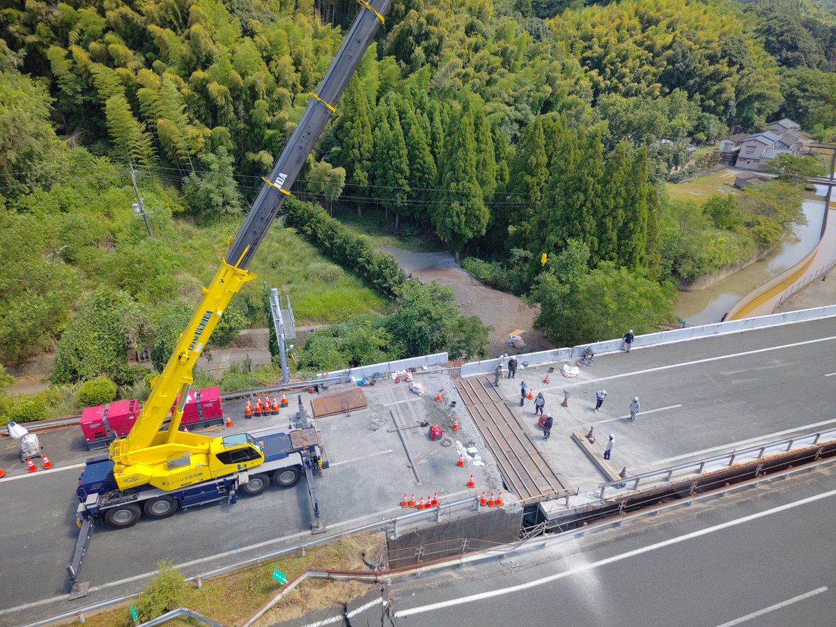 w_nexco_news's tweet photo. 九州自動車道および南九州自動車道では、通行止めを実施しています。 地震による影響で段差が生じた川田橋の復旧状況です。引き続き、着実に工事を進めてまいります。 https://t.co/t0S7TThyM4