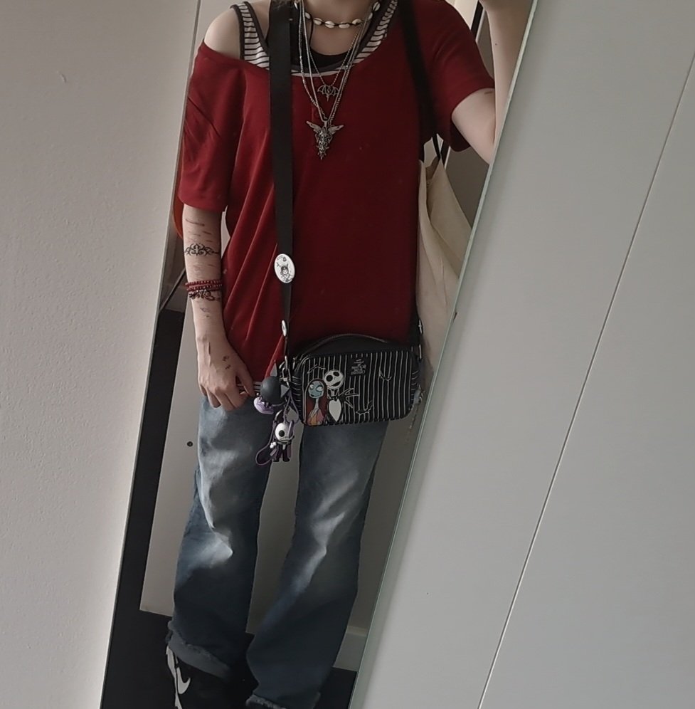lucsbeloved's tweet photo. Fit i dont like but every other shirt except for my jurassic park shirt is dirty.. I might wear that later or smth maybe  in the train https://t.co/RUTG8VBErb