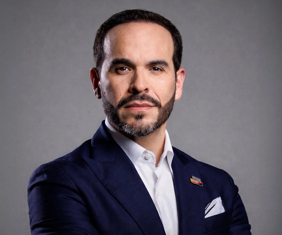 Frankzm's tweet photo. SALUDOS:

Al contrario de muchos en esta red, yo sí quiero que al nuevo gobierno le vaya bien. Quiero que cumpla cada una de sus promesas, porque si Colombia gana, ganamos todos.

Quiero ver hechos, no discursos.

✅90 decretos para poner en marcha las reformas prometidas.

✅Recuperar la seguridad con una ofensiva frontal contra el narcoterrorismo.

✅Ordenar las finanzas públicas con un ajuste fiscal serio, reducir el tamaño del Estado en un 25% y frenar el despilfarro.

✅Sanear el sistema de salud con recursos para pagar deudas y garantizar medicamentos.

✅Transformar la educación con inteligencia artificial, blockchain y tecnologías de vanguardia para preparar a las nuevas generaciones.

No deseo que fracase por cálculos políticos ni por mezquindad ideológica. Deseo que tenga éxito, porque ese éxito significa un país más seguro, con una economía más fuerte, instituciones más eficientes y oportunidades para nuestras familias.

Después de años de improvisación, Colombia merece recuperar el rumbo, la autoridad, la libertad económica y un Estado que sirva a los ciudadanos en lugar de convertirse en una carga.

Que el gobierno cumpla. Que Colombia avance. Y que el país vuelva a caminar con decisión hacia el progreso.

Eso es todo, gracias. 🇨🇴🇨🇴🇨🇴

@ABDELAESPRIELLA