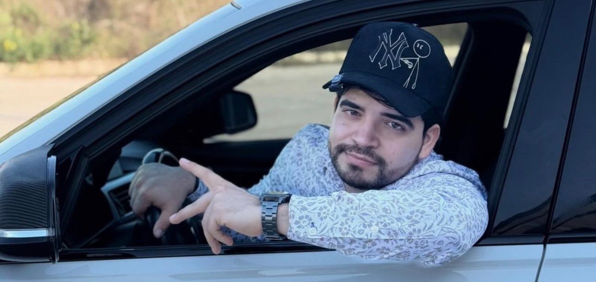 NoticieroSLV's tweet photo. El influencer mexicano César Gastelum, de unos 25 años y con más de 500,000 seguidores en TikTok, fue asesinado a tiros mientras realizaba una transmisión en vivo junto a dos amigos en una plaza comercial de Culiacán, Sinaloa. 

Según los primeros reportes, dos hombres a bordo de una motocicleta se acercaron y el conductor le disparó en la cabeza. El ataque ocurrió cerca de la sede de la Fiscalía de Sinaloa, en una zona afectada por la violencia derivada de disputas entre grupos delictivos. 

Las autoridades desplegaron un operativo en el lugar, mientras medios locales señalan que al menos una docena de influencers han sido asesinados en los últimos años en el estado.