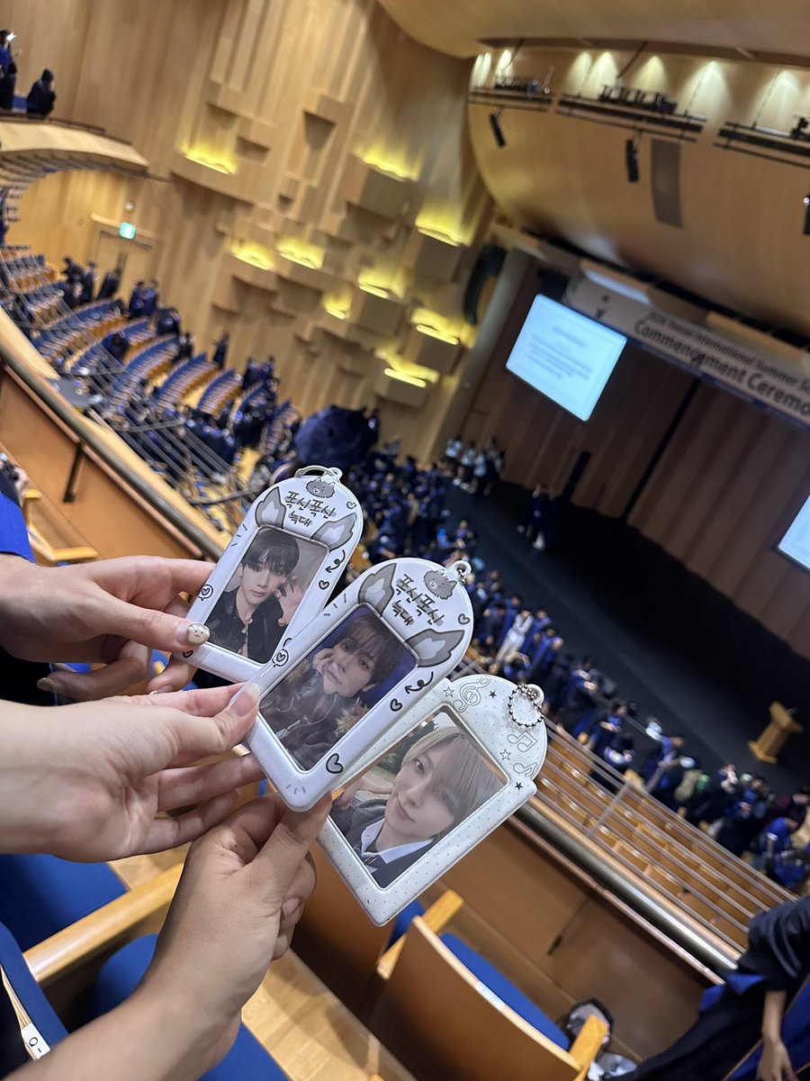 fumaluvr's tweet photo. who let the lunés graduate from yonsei bro… #lunégraduates https://t.co/HUCjOMM9ON