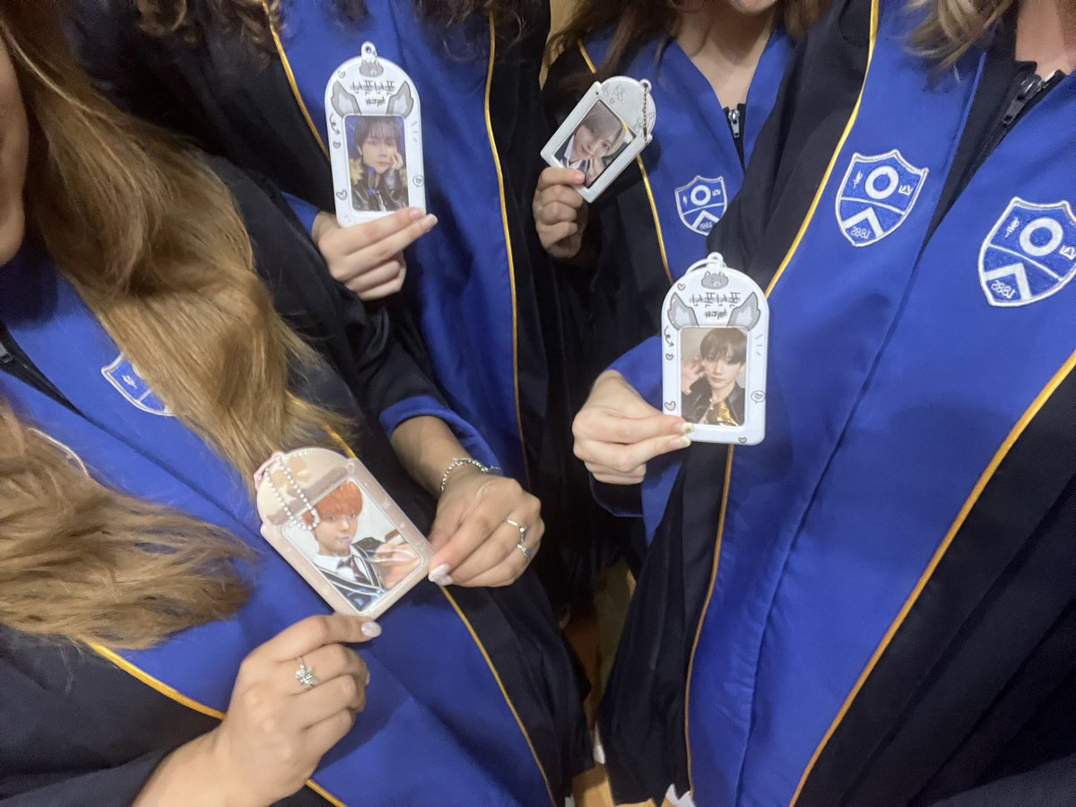 fumaluvr's tweet photo. who let the lunés graduate from yonsei bro… #lunégraduates https://t.co/HUCjOMM9ON
