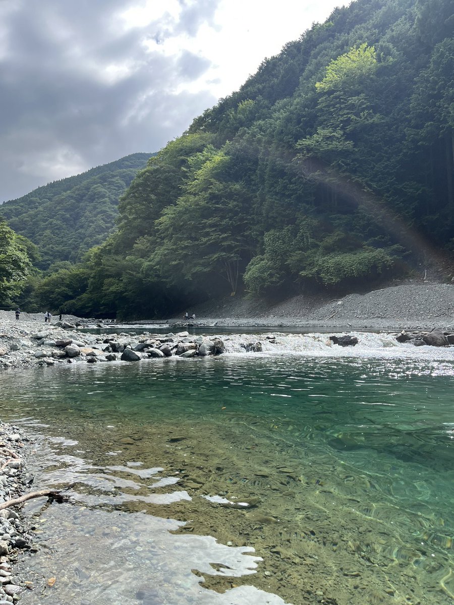 sorarin_'s tweet photo. 夫と管釣り。
本当は船釣り予定だったけど時化で釣りにならなさそうだったから。
ロケーションがとても良い。 https://t.co/dvGPjGwDYF