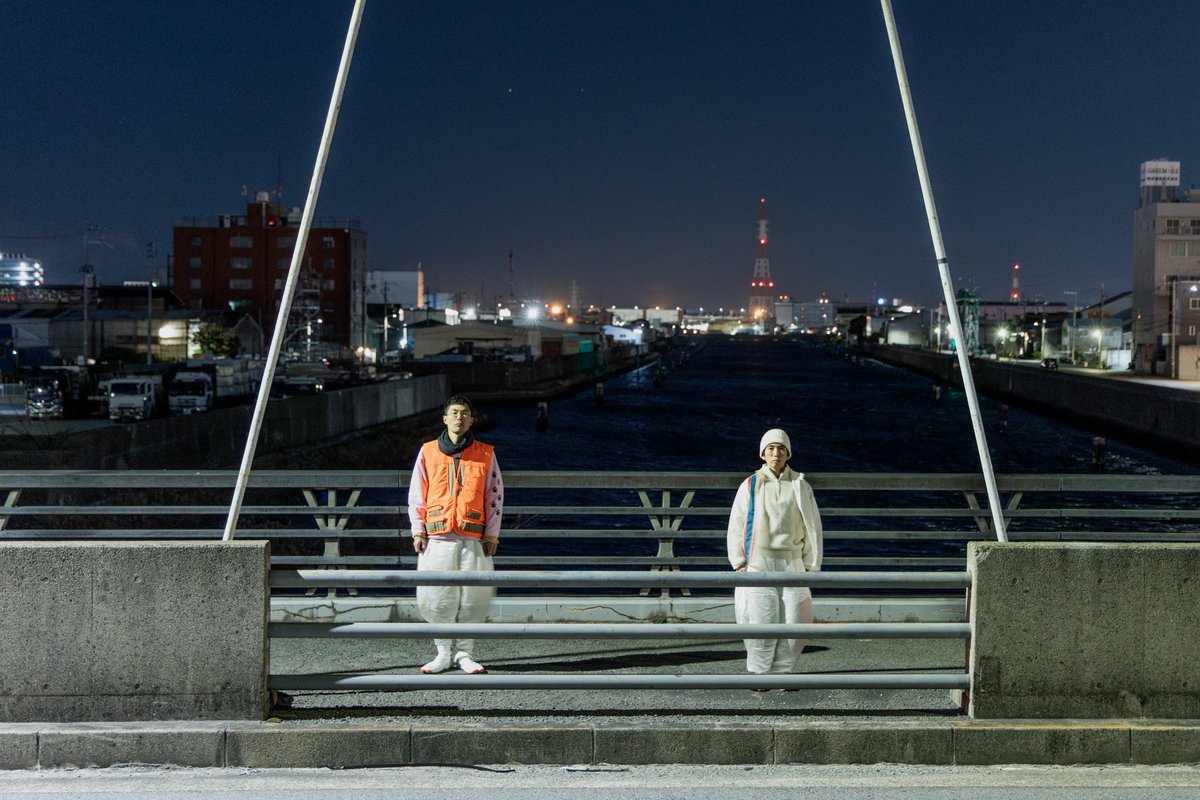 kyoto_ex's tweet photo. 🛶🏕️🎣
プログラム紹介｜Program

☞ 石原菜々子、金子仁司 / kondaba
『コンダバ川日誌』

京都と大阪を結ぶ川から
都市の営みを眺めてみる

大阪の都市空間に潜む記憶や匂い、手ざわりを編み込んだ演劇作品を手がけてきたkondaba。今回は、大阪と京都をつなぐ結節点「中書島」を起点としたフィールドワークから新作演劇を立ち上げる。ふたつの都市は関西の大動脈である淀川水系を通してつながり、国内最大の川港が開かれた歴史も。

石原と金子は自身の身体感覚をアンテナに、上流や下流へ移動したり、河川敷に身を置いて生活者に擬態しながら、土地の誕生から近代化、現代へ連なる時間をたどる。さらに、その先の海へと想像をめぐらせる演劇を描き出す

🎫チケット発売中！ 
https://t.co/QIs7xvJXJn

[演劇 ｜新作 ]
…………………………………………………………………
📅🕒
10.22 (Thu) 19:00
10.23 (Fri) 15:00
10.24 (Sat) 13:30 / 18:00
10.25 (Sun) 15:00

📍🗺️
京都市呉竹文化センター 創造活動室
…………………………………………………………………

#kyotoexperiment #KEX2026
@kondaba_1  @kanekogon @isshihara