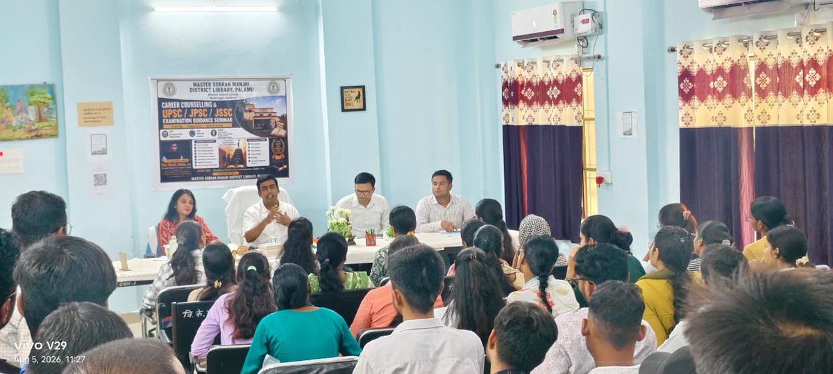 PalamuLibrary's tweet photo. जिला पुस्तकालय, पलामू में आयोजित करियर काउंसलिंग कार्यक्रम में (प्रशिक्षु IAS) ऋत्विक मेहता एवं उनकी पत्नी वेदिका मेहता ने विद्यार्थियों को सफलता के महत्वपूर्ण मंत्र दिए—
✅ नियमित Essay &amp; Answer Writing Practice करें।Syllabus, PYQs और Current Affairs पर मजबूत पकड़ बनाएं https://t.co/bB1KXPOcuP