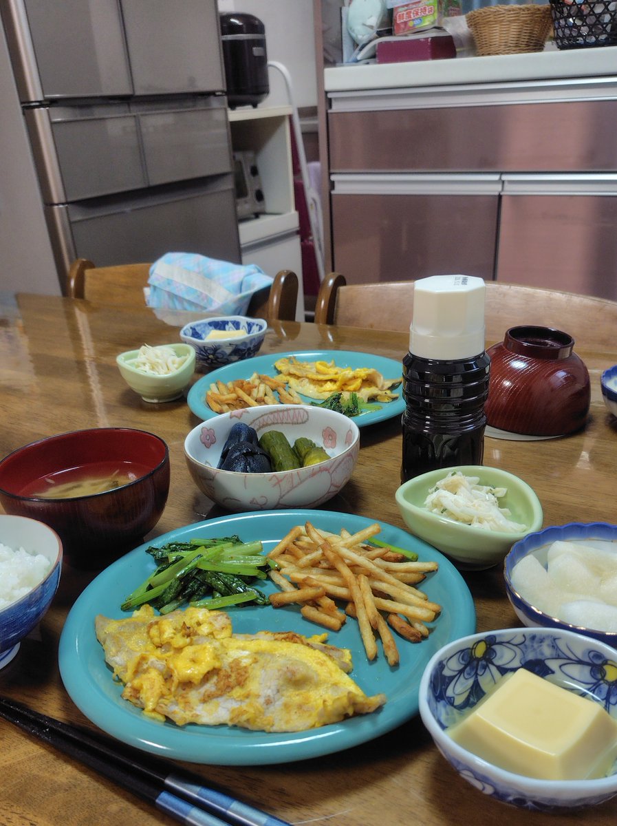 terutakekijima's tweet photo. ＃今日の夕食
メインは豚肉のエッグソテーWithフライドポテト＆青菜ソテー🐷🥔
タマゴ豆腐🐓
ダイコンの和え物
ナスとキュウリのぬか漬け🍆🥒
デザートは梨
今日もしっかり日本食😊 https://t.co/egCPXf7wvS