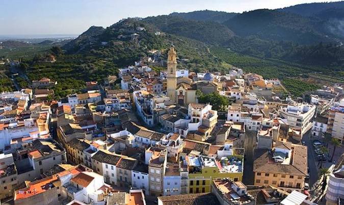 LlegendariVal's tweet photo. Abans d’entrar en la història dels ducs de Gandia, dels Borja o dels Centelles, hi hagué un llinatge que dominà la Safor durant més d’un segle: els Carròs. El seu nom encara perdura en un poble, la Font d’en Carròs, testimoni silenciós del poder que aquesta família exercí sobre les terres del Rebollet.

La seua història comença amb Carroccio da Costa, un cavaller d’origen italià que s’uní a les hosts de Jaume I durant la conquesta del Regne de València. Com a recompensa pels seus serveis, el rei li concedí el castell del Rebollet i les terres que l’envoltaven. Aquell castell, alçat sobre un turó que dominava la plana de la Safor, es convertí en el centre d’una poderosa baronia des d’on els Carròs governaren pobles, impartiren justícia, administraren rendes i protegiren un territori estratègic entre Gandia, Oliva i Dénia.

Amb el pas dels anys, els descendents de Carroccio abandonaren el cognom italià i adoptaren el nom de Carròs, plenament integrats en la noblesa de la Corona d’Aragó. No consolidaren el seu poder únicament amb les armes. També ho feren mitjançant matrimonis amb alguns dels llinatges més influents del regne, com els Lluria, els Entença o els Montcada, teixint una extensa xarxa d’aliances que els situà entre les famílies més rellevants del país.

Durant el segle XIV, els Carròs hagueren d’afrontar temps convulsos. La Guerra dels Dos Peres devastà bona part del territori valencià i el castell del Rebollet patí diversos atacs. Tanmateix, la família aconseguí mantenir el domini sobre les seues terres i impulsà la reorganització dels nuclis de població. Fou en aquell període quan la vila començà a ser coneguda com la Font d’en Carròs, un nom que perpetuava la memòria dels seus senyors.

Un dels seus membres més destacats fou Francesc Carròs, que, juntament amb la seua esposa Estefania de Lluria, consolidà la baronia i contribuí al desenvolupament de la vila. Des del castell contemplaven una comarca que encara estava construint la seua identitat després de la conquesta cristiana, en un temps en què els grans ducats encara no existien i el poder residia en els senyors feudals que administraven aquestes terres en nom del rei.

Però la grandesa dels Carròs no es limità a les muntanyes i a les planes de la Safor. El prestigi del llinatge arribà també a la mar. Ja al segle XV, Francesc Carròs i de Cruïlles assolí el càrrec d’almirall de la Corona d’Aragó al servei del rei Alfons el Magnànim. Al capdavant de les esquadres reials participà en les grans empreses mediterrànies que consolidaren el poder de la Corona a Itàlia, dirigint expedicions militars i exercint missions diplomàtiques de gran responsabilitat. Aquell nomenament demostrava que els Carròs no eren només poderosos senyors territorials, sinó també una família de confiança de la monarquia, capaç d’ocupar alguns dels càrrecs més prestigiosos del seu temps.

Amb els anys, la branca principal del llinatge s’extingí i els seus dominis passaren a altres cases nobiliàries, especialment als Centelles. Però el seu llegat no desaparegué. El nom dels Carròs continua viu en la toponímia, en les restes del castell del Rebollet i en la memòria històrica d’una comarca que, durant més d’un segle, estigué marcada pel govern d’aquells cavallers que arribaren al costat de Jaume I i acabaren convertint-se en una de les grans nissagues del Regne de València. El seu poder s’estengué des dels castells de la Safor fins a les aigües de la Mediterrània, deixant una empremta que encara hui forma part de la història del nostre país.