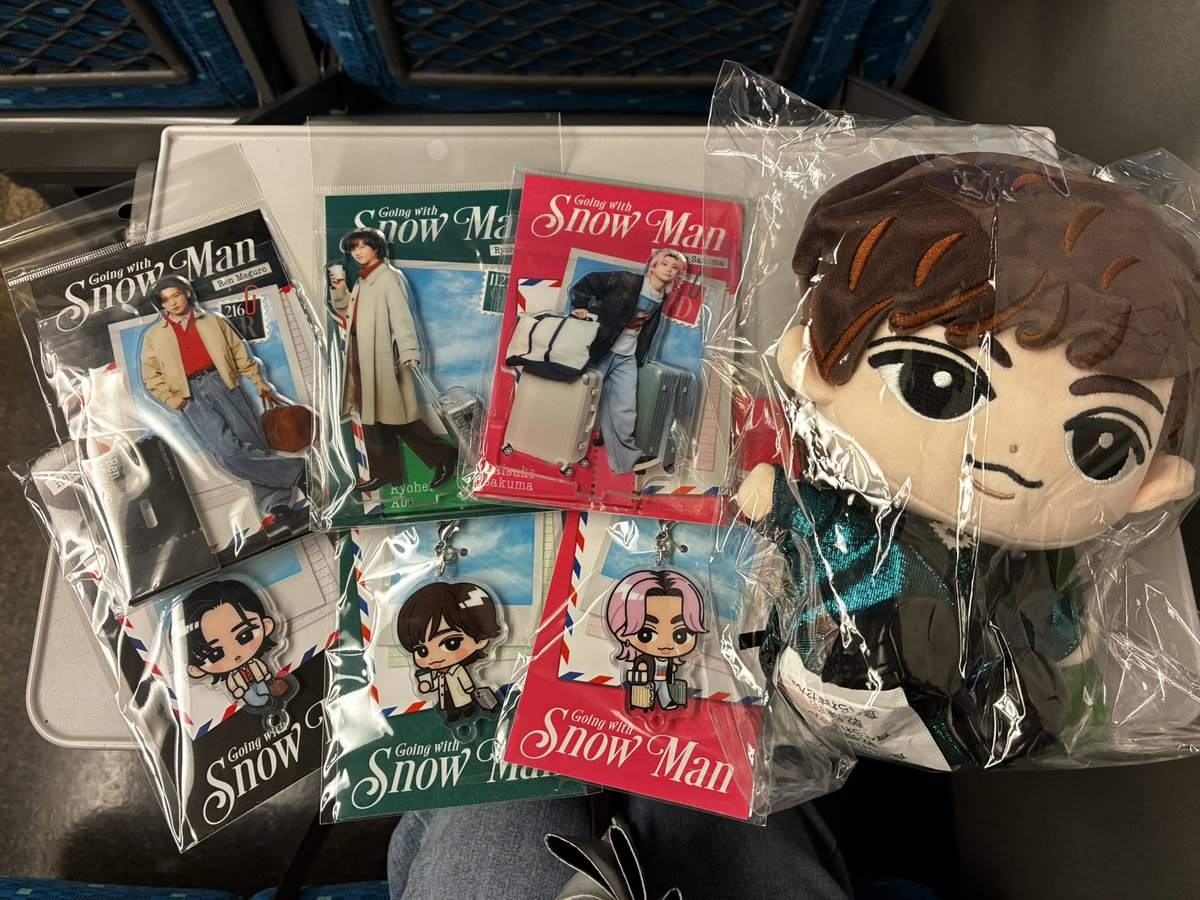 chacoco27's tweet photo. これは新幹線往復1万ちょい溶かして買ってきたグッズの皆さんですよ　夏休みに旅行行くから旅行アクスタ欲しいなーと思ってこの機にめめあべさくで買ってみた🖤💚🩷 https://t.co/206bnsqDcL