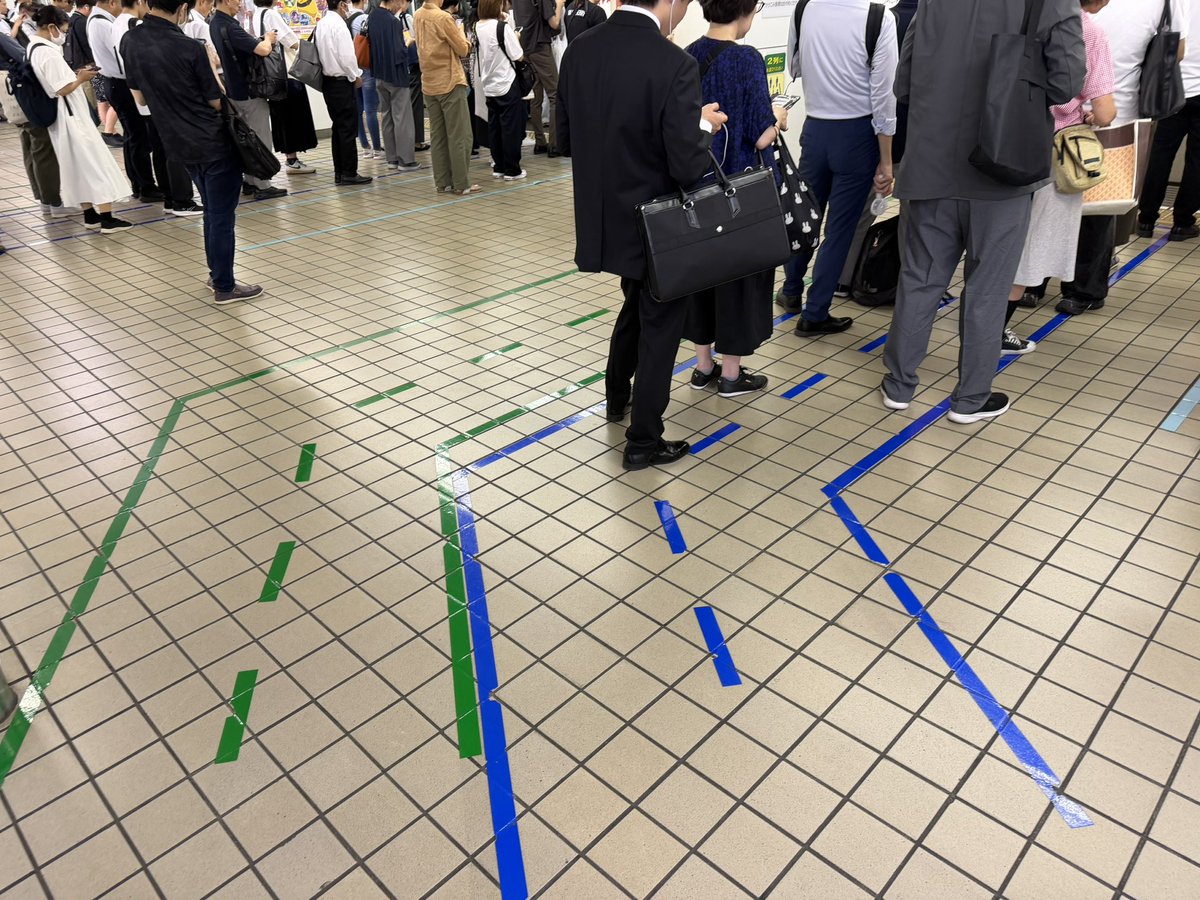 owarishogo's tweet photo. 名古屋駅で名鉄電車に初めて乗ったけど意味わからんすぎ。まず人多過ぎ。で、どこに並ぶのかわからん。犬山方面のに乗ろうとして緑色のラインで先頭に並んだけど、なんか間違えてて恥はかく。初見殺しすぎだわ。 https://t.co/FIZtZ4qZ5a