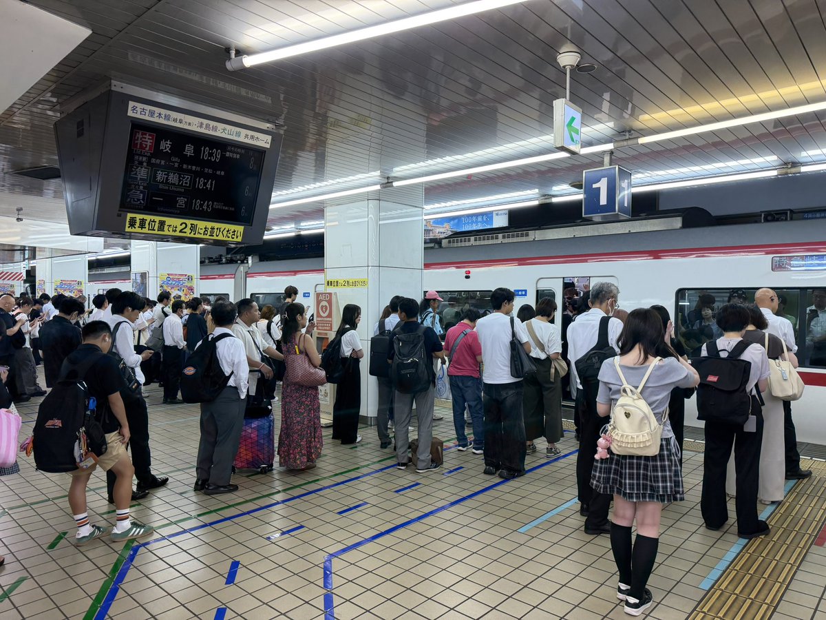 owarishogo's tweet photo. 名古屋駅で名鉄電車に初めて乗ったけど意味わからんすぎ。まず人多過ぎ。で、どこに並ぶのかわからん。犬山方面のに乗ろうとして緑色のラインで先頭に並んだけど、なんか間違えてて恥はかく。初見殺しすぎだわ。 https://t.co/FIZtZ4qZ5a